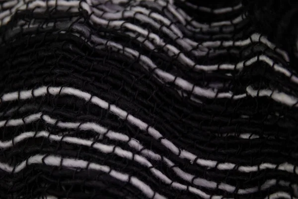 Beyaz Arkaplanda Siyah ve Beyaz El Sanatları Giysileri. Tayland 'ın Kuzey Köyleri' nde el yapımı pamuk eşarp, tasarım dokusu ve deseninin ayrıntılarını kapatın.