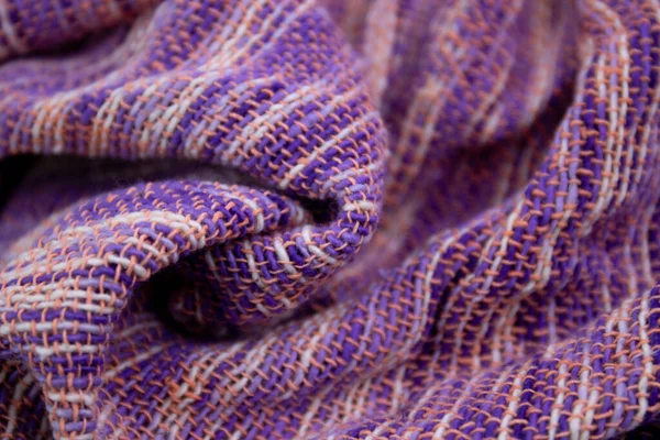 Beyaz Arkaplanda Mor El Sanatları Giysileri. Tayland 'ın Kuzey Köyleri' nde el yapımı pamuk eşarp, tasarım dokusu ve deseninin ayrıntılarını kapatın.