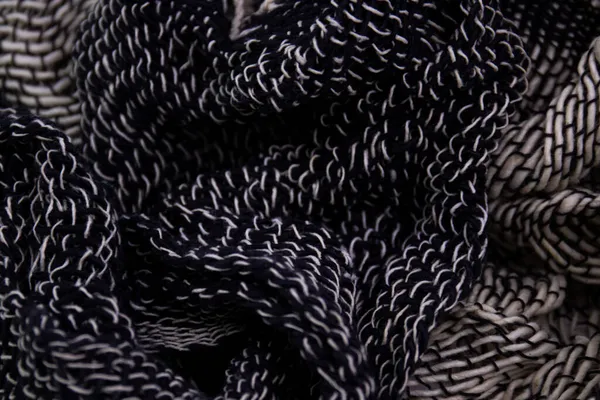 Beyaz Arkaplanda Siyah ve Beyaz El Sanatları Giysileri. Tayland 'ın Kuzey Köyleri' nde el yapımı pamuk eşarp, tasarım dokusu ve deseninin ayrıntılarını kapatın.