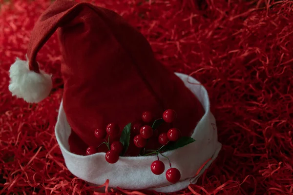 Chapéu Vermelho Santa Fundo Vermelho — Fotografia de Stock