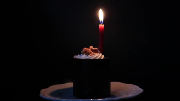 Tarta Cumpleaños Con Luz Vela Sobre Fondo Negro — Vídeos de Stock