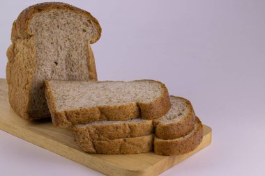 Beyaz arkaplanda tam buğday ekmeği