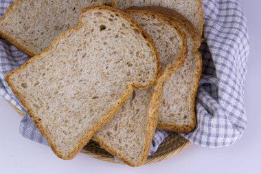 Beyaz arkaplanda tam buğday ekmeği