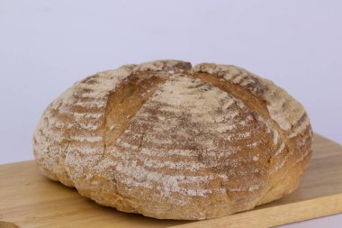 Beyaz arka planda tam buğday ekmeği.