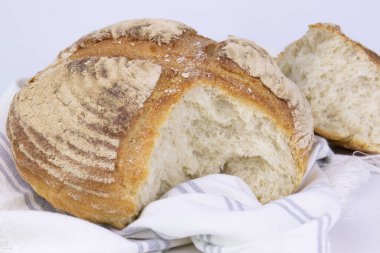 Beyaz arka planda tam buğday ekmeği.