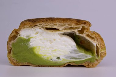 Beyaz arkaplanda Japon Yeşil Çay Choux Kremi