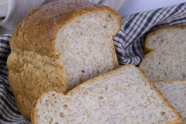 Целый Хлеб Пшеницы Белом Фоне — стоковое фото