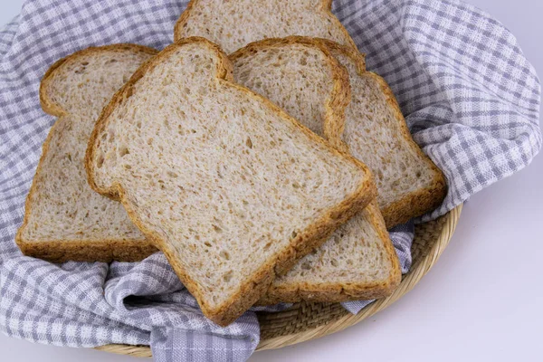 Teljes Kiőrlésű Kenyér Fehér Alapon — Stock Fotó