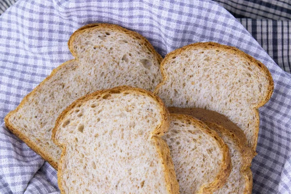 Chleb Pełnoziarnisty Białym Tle — Zdjęcie stockowe