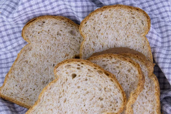 Beyaz Arkaplanda Tam Buğday Ekmeği — Stok fotoğraf