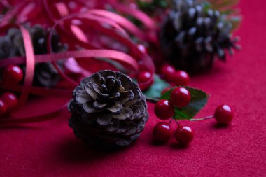 Noel Süslemeleri, Kırmızı Böğürtlenler, Asılı Toplar, Yeşil Fok, Kırmızı Kurdele, Kırmızı Arkaplan