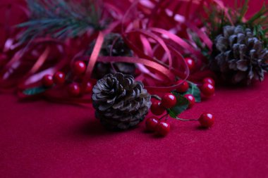 Noel Süslemeleri, Kırmızı Böğürtlenler, Asılı Toplar, Yeşil Fok, Kırmızı Kurdele, Kırmızı Arkaplan