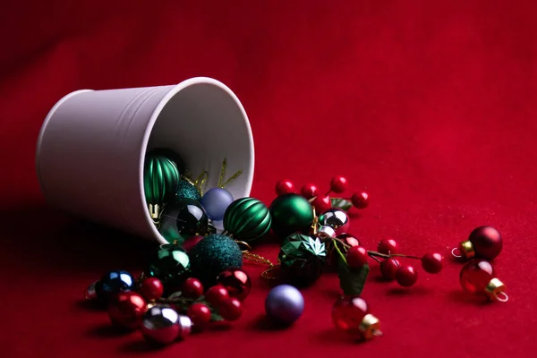 Χριστουγεννιάτικα Στολίδια Για Διακόσμηση Κόκκινα Μούρα Κρεμαστές Μπάλες Πράσινη Γούνα — Φωτογραφία Αρχείου