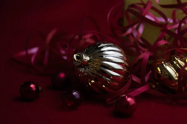 Weihnachtsschmuck Zur Dekoration Rote Beeren Hängende Kugeln Grüne Tanne Rote — Stockfoto