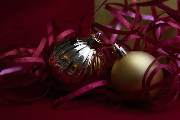 Ornamentos Natal Para Decoração Bagas Vermelhas Bolas Penduradas Abeto Verde — Fotografia de Stock