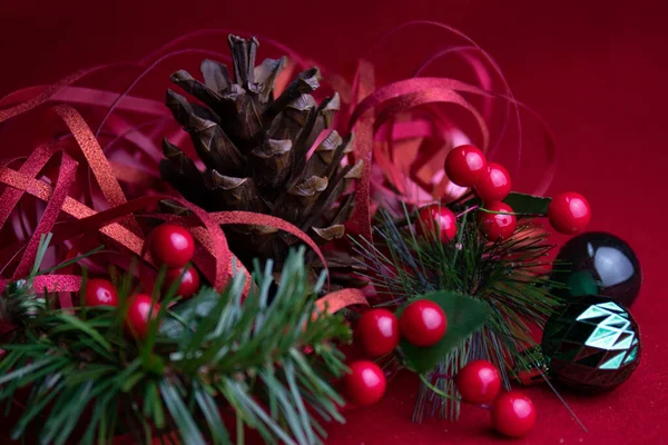 Adornos Navidad Para Decoración Bayas Rojas Bolas Colgantes Abeto Verde — Foto de Stock