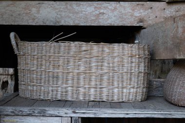 Örülmüş rattan sepetini kapat..