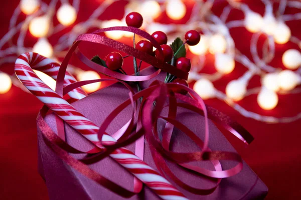 Cana Doces Vermelho Com Bagas Vermelhas Fita Vermelha Caixa Gif — Fotografia de Stock