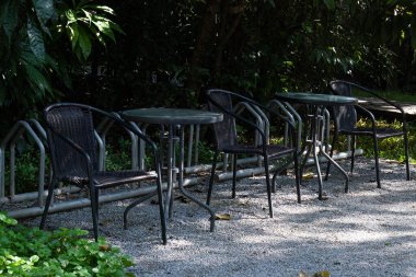 Bahçedeki boş sandalyeler ve masa 