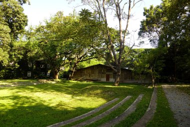 Bahçedeki eski ahır evi.