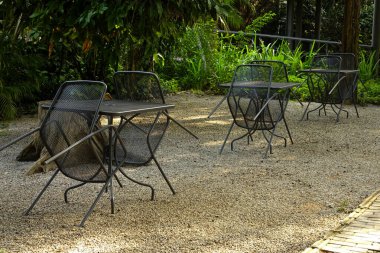 Bahçedeki boş piknik sandalyeleri 