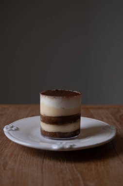 İtalyan tatlısını yakın, Tiramisu mini bardakta.