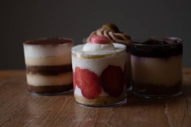 Çilekli kremayı mini bardağa doldur.