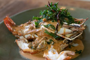 Bitki ve baharatlı karides.