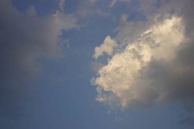 Beyaz bulutlu güzel gökyüzü