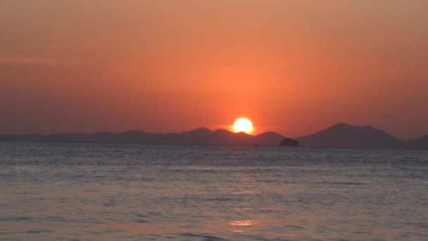 ビーチでの桜の夕日海の波に黄金の太陽の素晴らしい反射 海に浮かぶセレニティの漁師ボート 明日が来るのを待っています — ストック動画