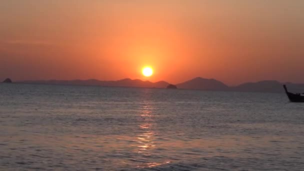 Koester Zonsondergang Bij Het Strandverbazingwekkende Reflectie Van Gouden Zon Zee — Stockvideo