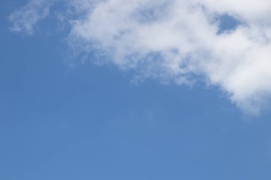 Yaz mevsiminde yumuşak bulutlu güzel mavi gökyüzü