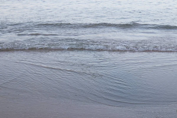 Пейзаж Пляжа Захода Солнца Мирный Спокойный Морские Волны Ударяют Мелким — стоковое фото