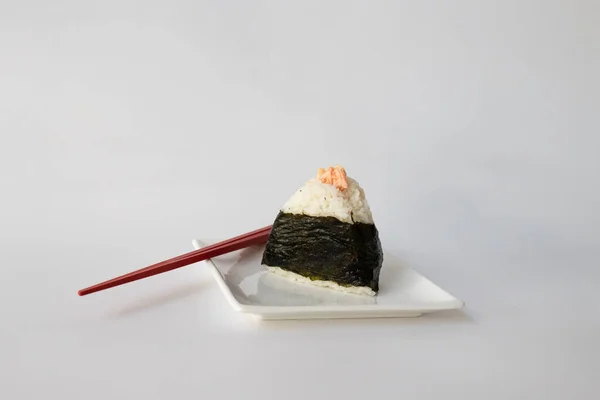 Japonská Rýže Koule Tvaru Trojúhelníku Zabalená Plachtě Mořských Řas — Stock fotografie