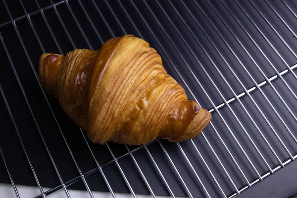 Franskt Bröd Croissant Färskt Från Ugn Knaprigt Och Mjukt Insidan — Stockfoto