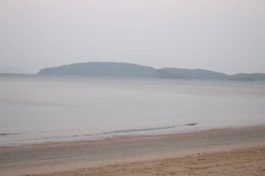 Gün doğmadan önce doğanın saflığı, ince kumda dalgalanan yumuşak deniz dalgaları.