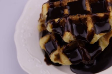 Beyaz arkaplanda Belçika Waffle 'ını kapat