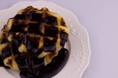 Beyaz arkaplanda Belçika Waffle 'ını kapat