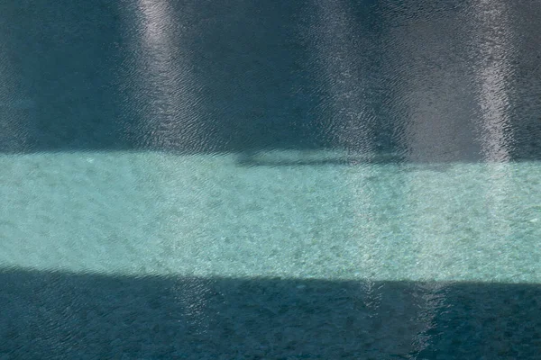 Αφηρημένη Σκιά Στο Νερό Της Μπλε Κεραμικής Πισίνας — Φωτογραφία Αρχείου