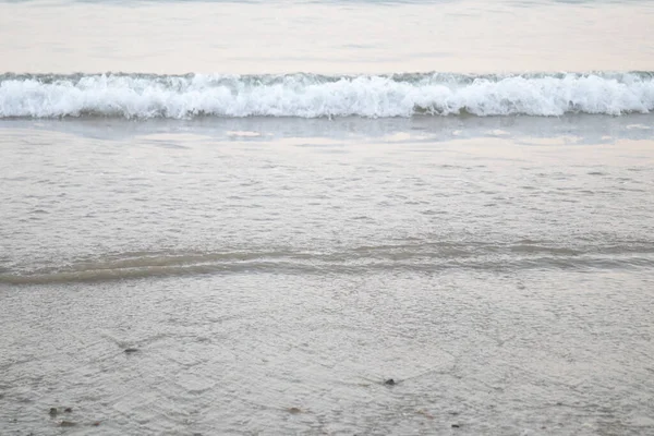 Cenário Praia Antes Pôr Sol Tranquilo Tranquilo Ondas Mar Atingiu — Fotografia de Stock