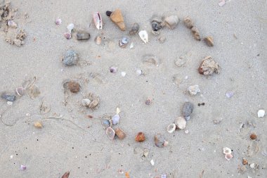 Kum plajında bir kalp