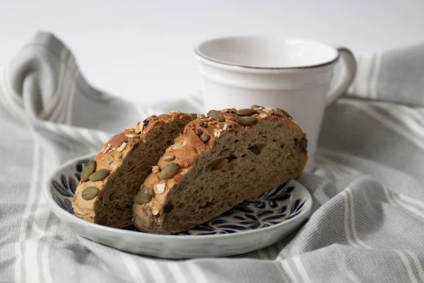 Güne taze ve sağlıklı bir kahvaltıyla başla, organik tam tahıllı ekmek.