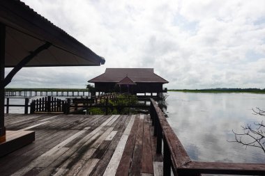 Deniz kenarında bir dinlenme köşesi.