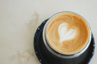 Beyaz arka planda Latte kahveli mutlu kahve molaları.