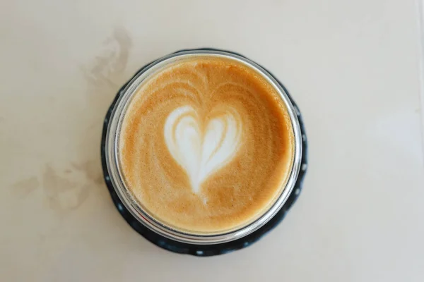 白い背景にラテコーヒーと幸せなコーヒーブレイク — ストック写真