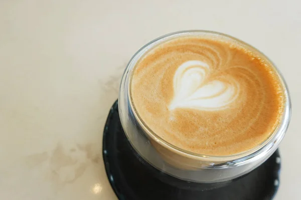 白い背景にラテコーヒーと幸せなコーヒーブレイク — ストック写真