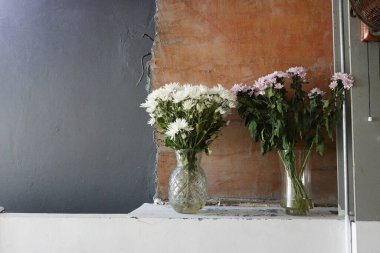 Dekorasyon için çiçekli vazolar kopya alanı ile