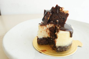 Tatlı tatlı, mini brownie peynirli kek, sıcak kahve ya da sıcak çay ile servis edilir.