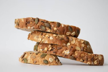 Güne taze ve sağlıklı bir kahvaltıyla başla, organik tam tahıllı ekmek.