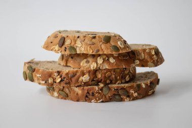 Güne taze ve sağlıklı bir kahvaltıyla başla, organik tam tahıllı ekmek.